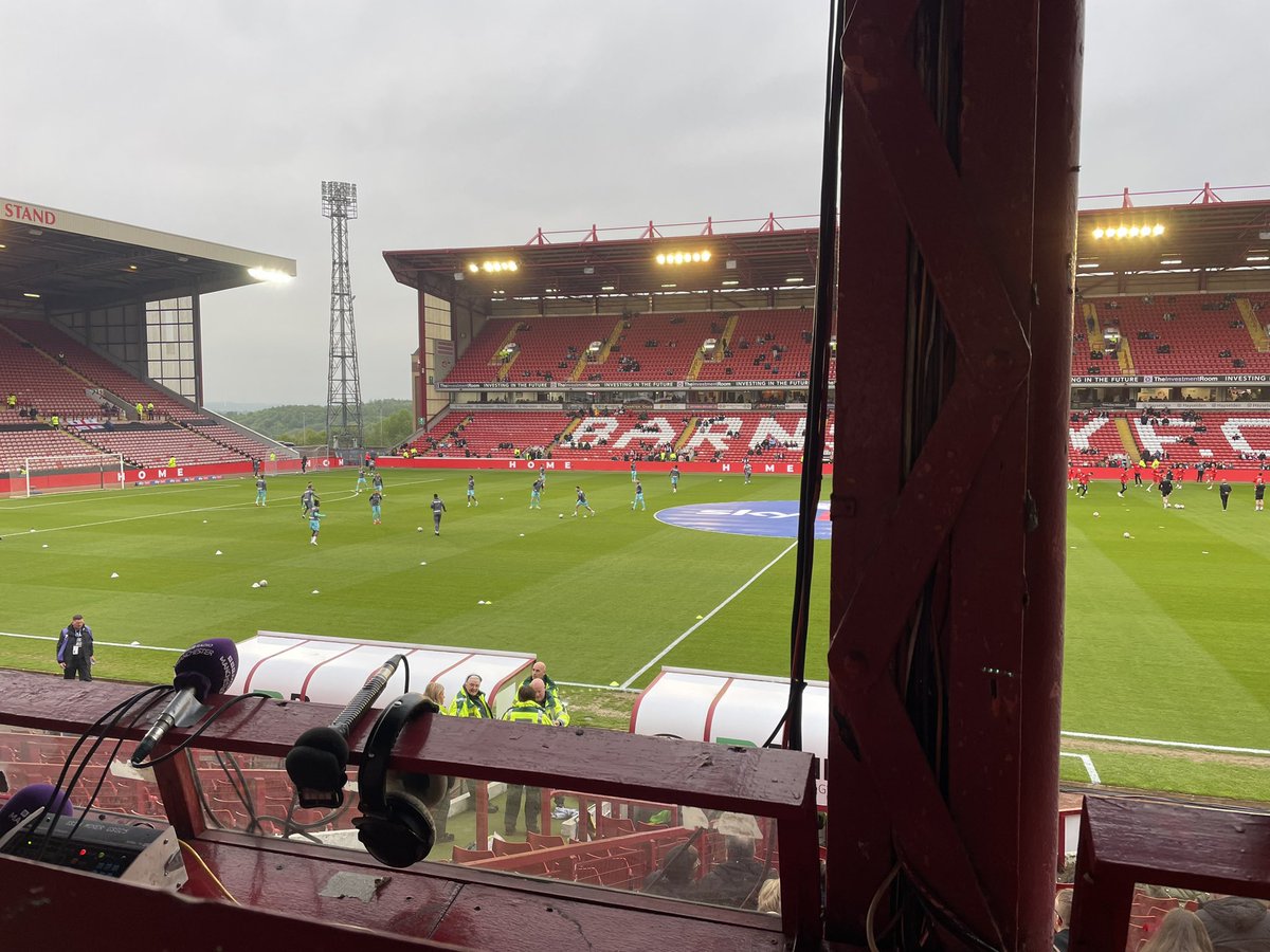 Nearly showtime at Oakwell…apologies if I miss anything behind this pillar 😅 Full match commentary available on @OfficialBWFC Wanderers TV for those overseas…audio comms for those in Blighty #bwfc