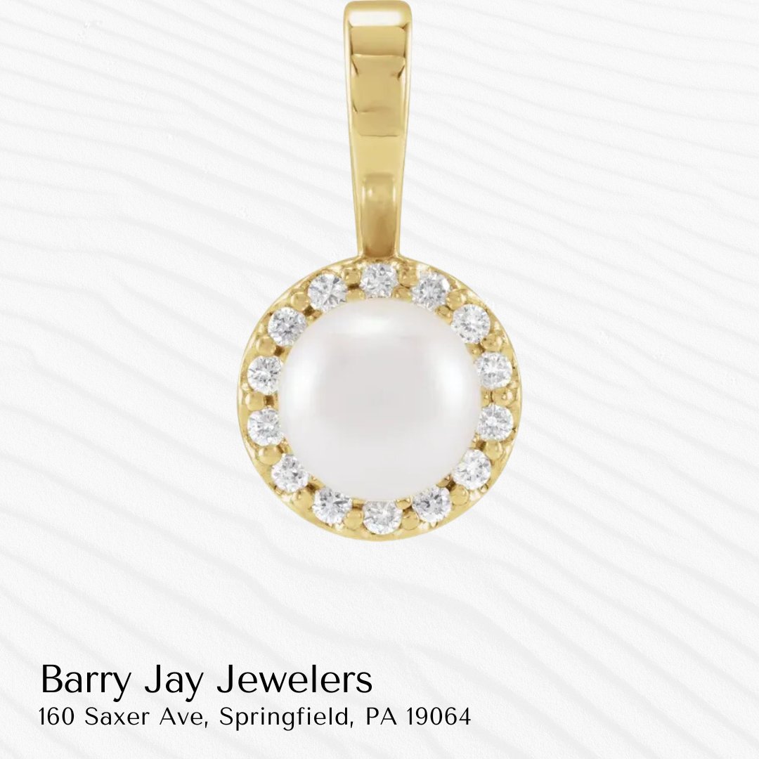 Can you resist the allure of our Akoya Pearl & Natural Diamond Pendant, blending sophistication with timeless elegance? 🌟💎

#BarryJayJewelers #DiamondJewelry #WomensJewelry