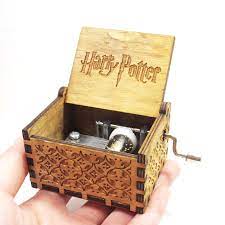 Esta es la cajita de música que reproduce el tema principal 'Hedwig's theme' DE HARRY POTTER compuesto por John Williams PARA TI O PARA REGALAR AHORA CON DESCUENTO y REGALO EXTRA A ELEGIR Más Info en paraisofriki.es/inicio/120-AD1…