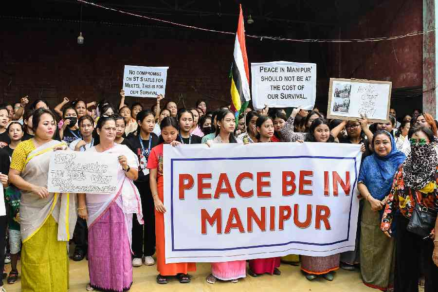 Exactly 365 days to the Manipur violence having started.

One full year.

People dying.

A state in civil strife.

Armed militia battling.

PM does not visit once. CM continues as usual.

New India. Vishwaguru. Mother of Democracy.

#ManipurViolenceModiSilence 
#ManipurViolence…