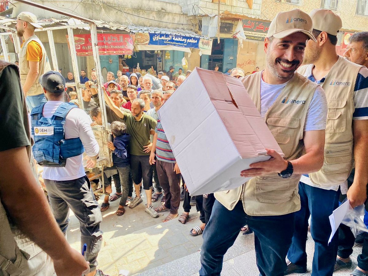 Yesterday, our team in #Gaza successfully distributed much needed items provided by our partners. Read more ⬇️⬇️⬇️