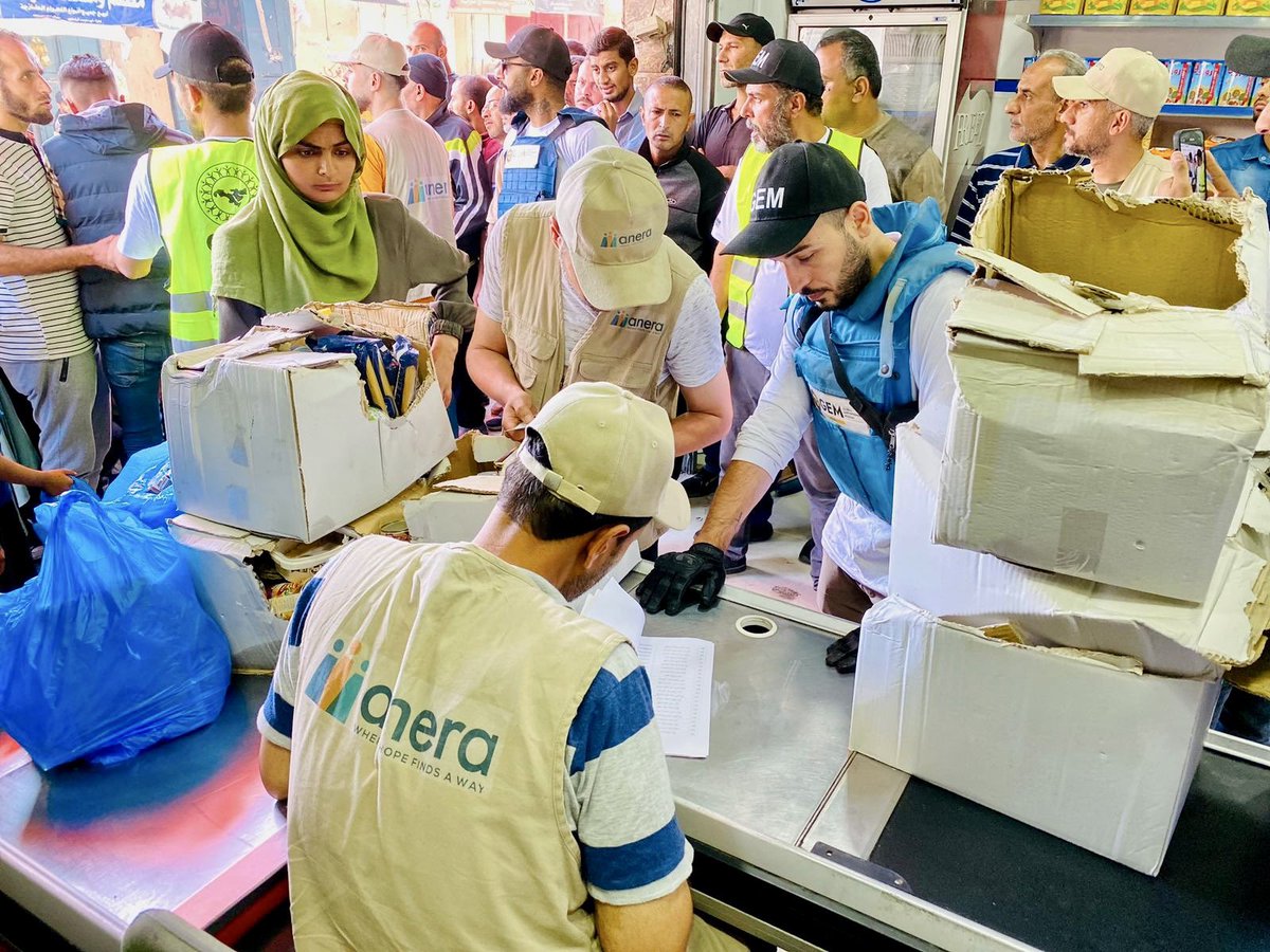 💧They distributed 6,000 bottles of water, 500 bags of flour and 500 food parcels from @GEMmissions. 📦 With support from @JCI_Jordan, we distributed 12,500 bags of chips and 400 food parcels.