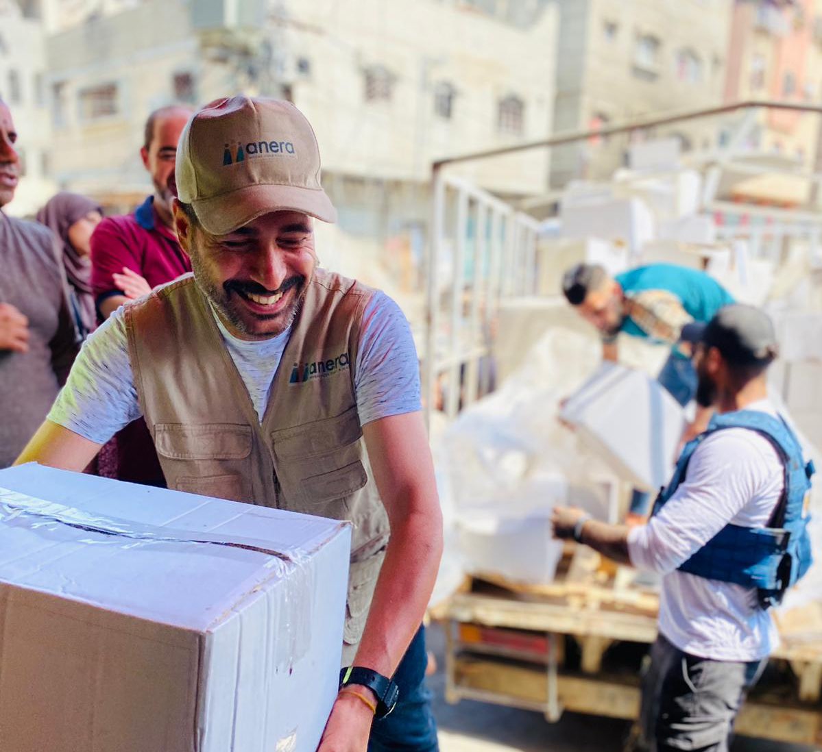 👕 With support from @UNICEF, we sent out 4,000 small boxes of clothes. 📍This essential aid was distributed in the Deir Al Balah, Khan Younis and Rafah.  ➡️ Read all of our distribution updates on our website: anera.org/response-log