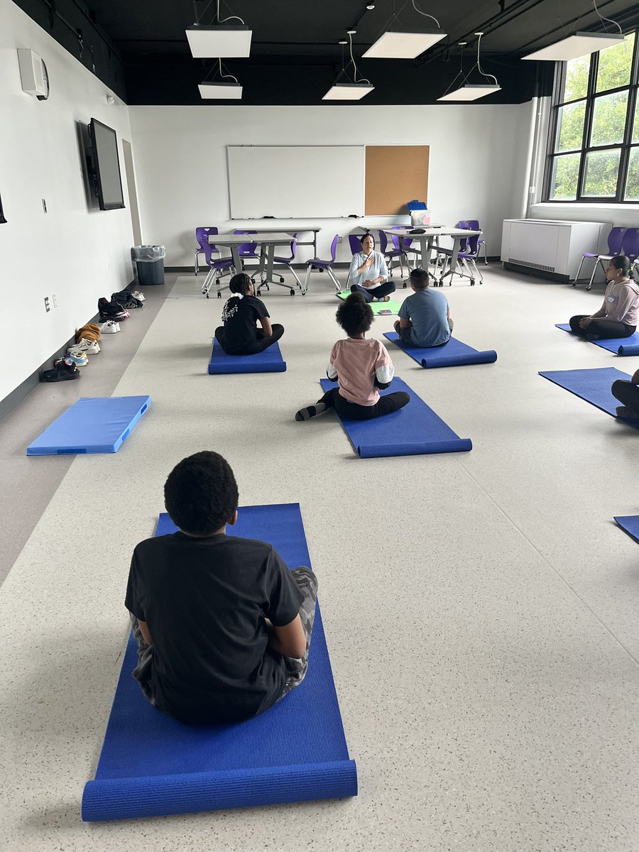 Time to learn at the Lincoln Resource Center. Cooking, yoga, and content are part of the agenda today. 🧘🏽‍♀️ 🧑‍🍳 📚 @Dallasacademics @AngieGaylord @DrElenaSHill