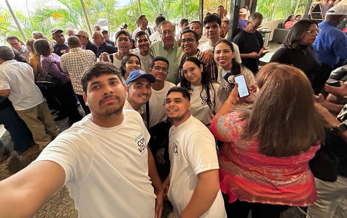 Hoy, desde #Maracaibo, la #GranAlianzaNacional GANA alza su voz. Las fuerzas vivas de la sociedad democrática zuliana, unidas en este gran movimiento ciudadano, asumen su compromiso histórico. Jóvenes, gremios, partidos políticos, iglesias y sindicatos serán el gran blindaje del