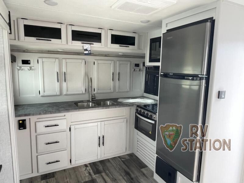 🗺🏕 It's time to embrace the RV life and make unforgettable memories! ✨Tour this NEW 2023 CrossRoads RV Volante 27FK! Make it yours today! 📅🎉
💻 rpb.li/oz9
📞 254-200-0037
#RVStationWaco #Travel #Memories #Campfire #Volante