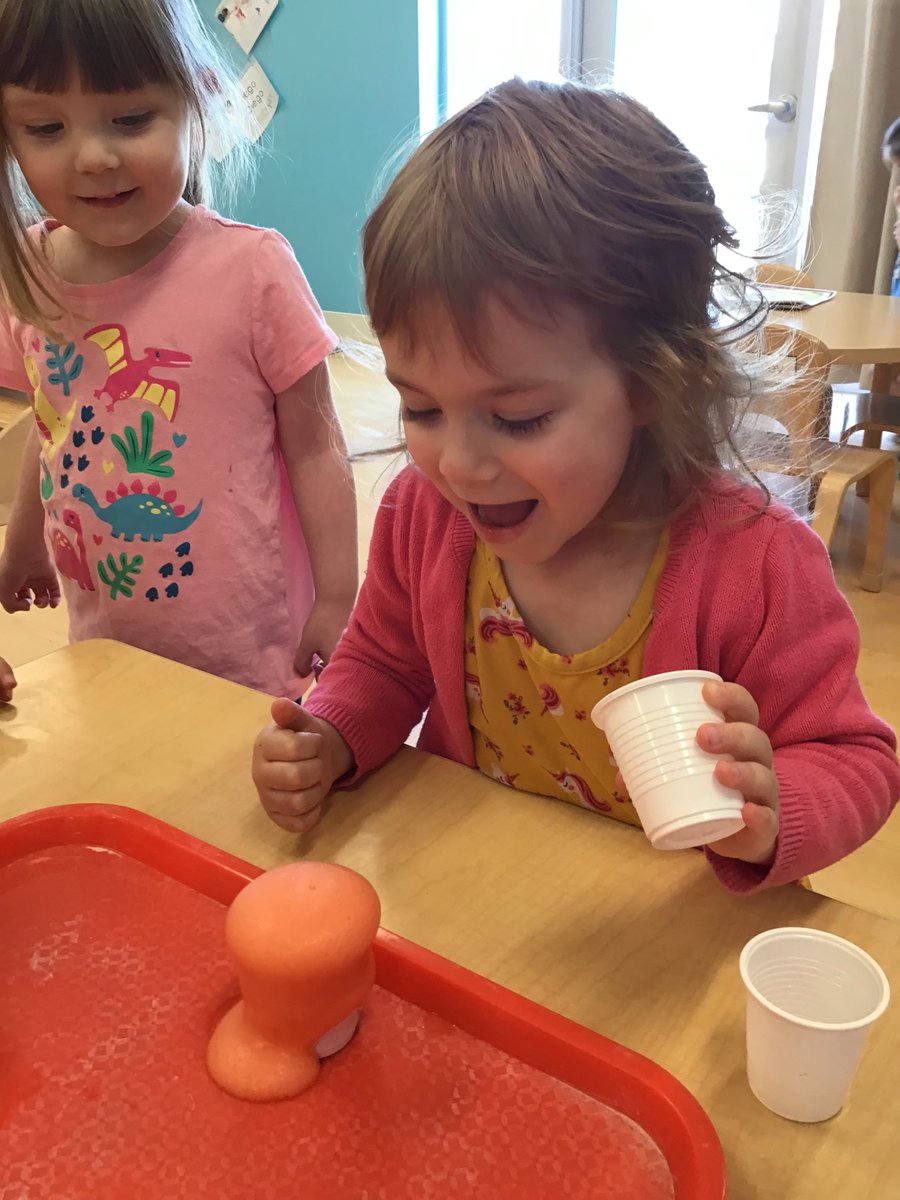 🍋🧪 Our young scientists were in awe as they discovered the magic of chemistry with a simple mix of lemon juice and baking powder! 🔬✨ #STEMfun #PreschoolScience #ExploringChemistry #KLASchoolsNaperville