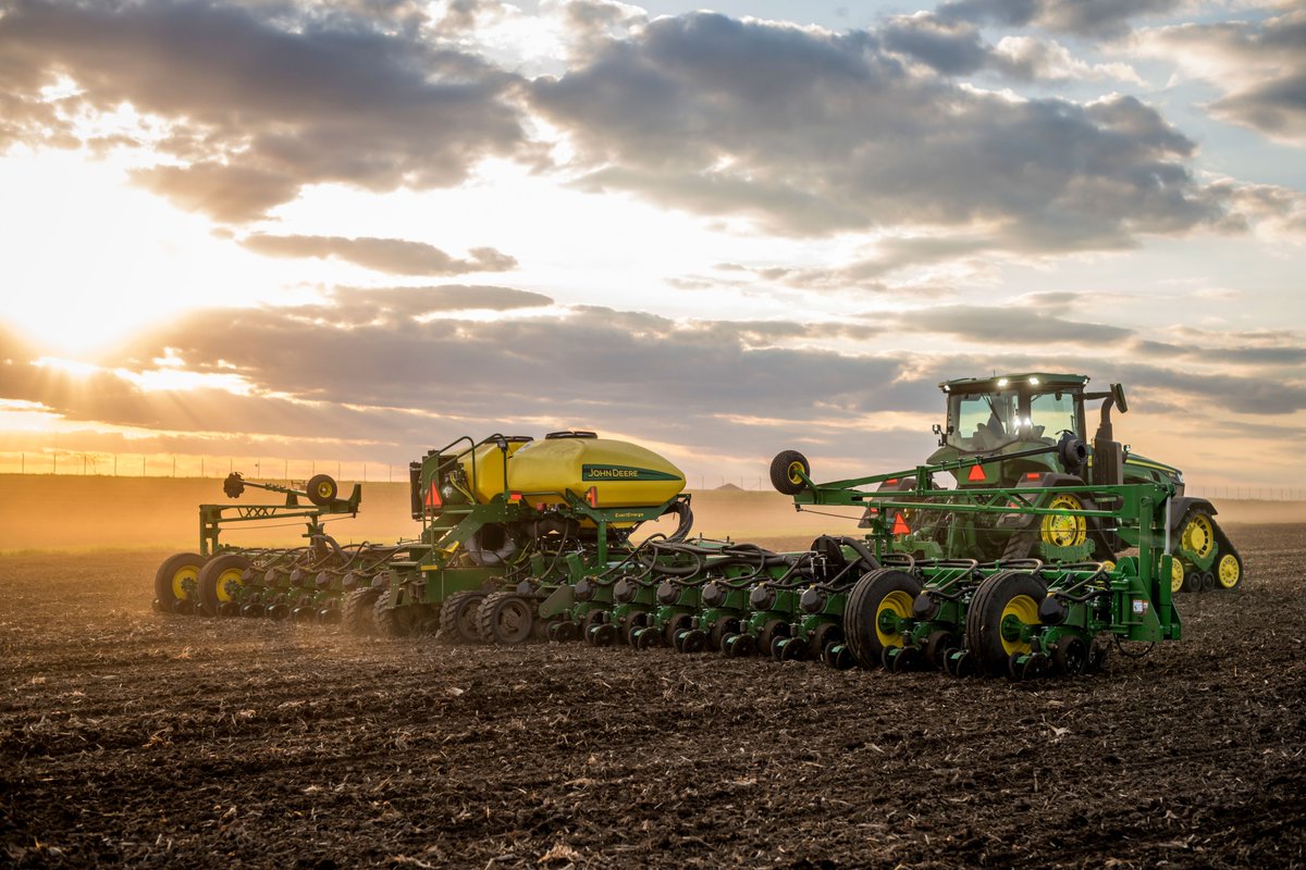 8RX getting after it! 🔥🔥🔥 - #sloanimplement #johndeere #johndeeregreen #johndeeretractor #deere #deeresighting #deerepower #tractorporn #illinois #wisconsin #midwestagriculture #drivegreen #plant24 #farming #farmlife #aglife #sloans