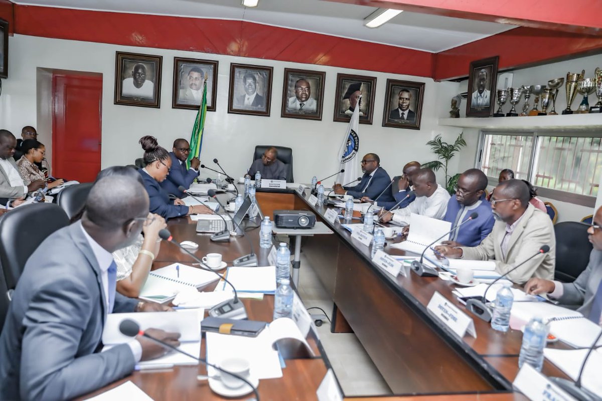 Le Conseil d'université présidé par Monsieur le Recteur Jean-Jacques Tony EKOMIE a discuté de la validation des offres de formation continue, examiné des projets de textes, approuvé des outils pédagogiques pour aligner le système LMD, et traité d'autres sujets divers.