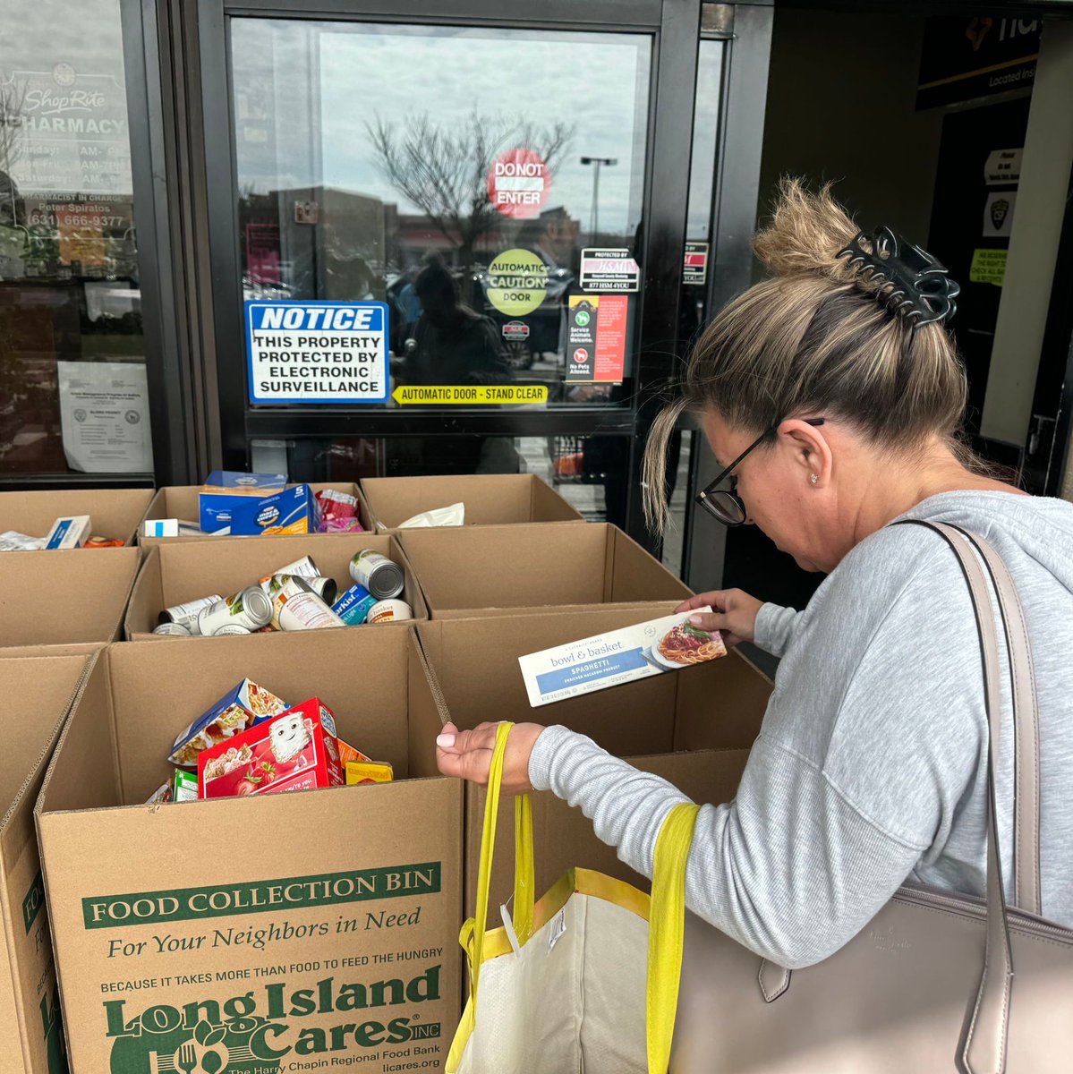 Our food drive at ShopRite in Bay Shore last weekend was a huge success! 

Thanks to our dedicated volunteers and generous community, we collected 3,054 lbs. of food, providing 2,534 meals to those in need. 

Together, we're making a real impact. 

#LongIslandCares #EndHunger