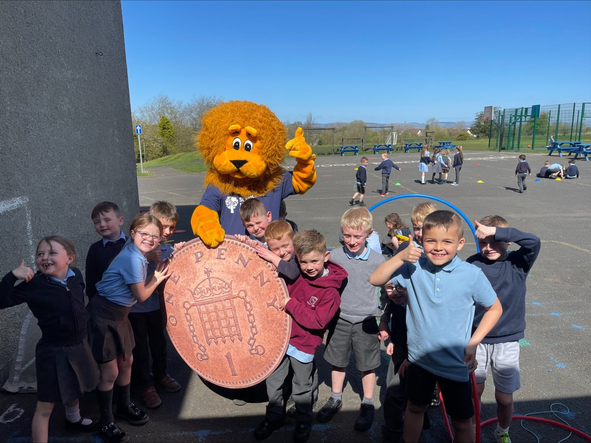 On this #FundraisingFriday we are highlighting the amazing staff and pupils from Howwood Primary School, who have completed the St Vincent’s Hospice, Penny Mile ROAR-A-Thon!🦁 Collecting approx 84,480 pennies (£844) for the hospice💙 📧fundraising@svh.co.uk #PennyMileRoarAThon