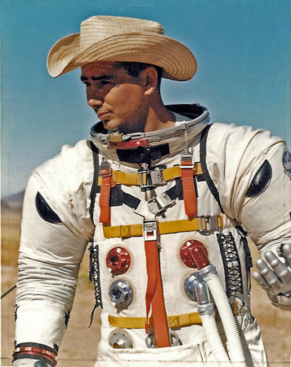 Happy #NationalSpaceDay!

During the 1960's &amp; 70's, we were part of one of the most remarkable events and history of mankind—the manned Apollo expeditions to the Moon! 

<a href="/USGS_AstroGeo/">USGS Astrogeology</a>

#PlanetaryScience #Apollo #Astrogeology #Moon

📸 Harrison "Jack" Schmitt with U.S. flag, NASA