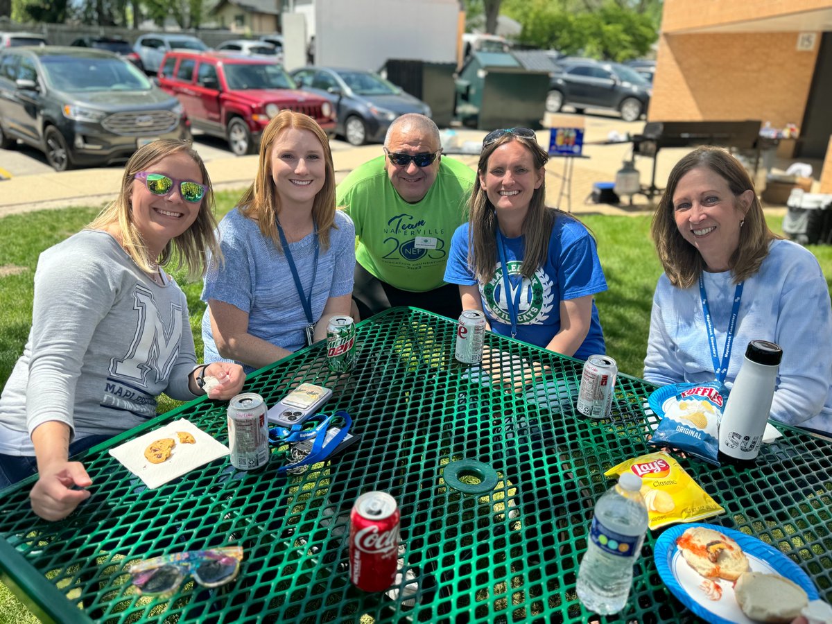 🌭 Shout out to NEF Trustee Bob Rechenmacher for using his grilling talents for Maplebrook Elementary staff yesterday! @Naperville203 #Elevate203
