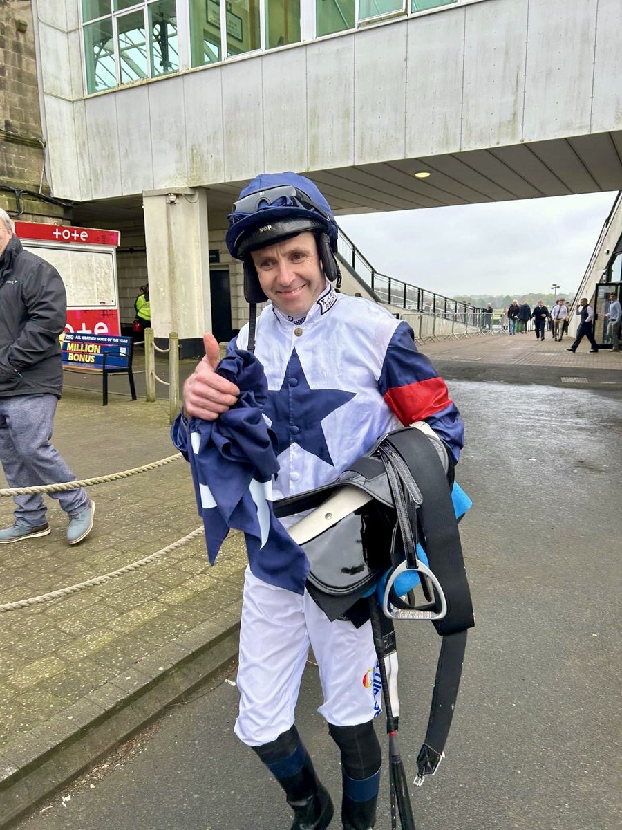 Congratulations to ⁦@tomeaveswigan⁩ and VANTHEMAN after their win tonight at ⁦⁦@NewcastleRaces⁩ for classic-winning trainer ⁦@kevinryanracing⁩ 🐎🏆 And wishing this top Yorkshire combination good luck in tomorrow’s QIPCO 2000 Guineas on 40/1 INISHERIN.