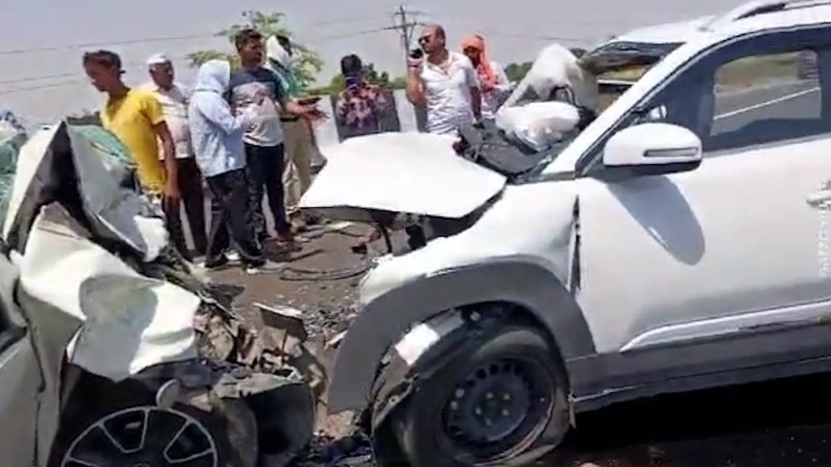 2 Car Ki Aamne-Samne Takkar At Akola, MLA Kiran Sirnaik Ke Nephew Sahit 5 Logon Ki Death, 3 Injured.

Read Full News: bit.ly/4aYsCSL

#Accidentawareness #AkolaAccident #AkolaTragedy #DriveSafe #FatalAccident #KiranSarnaik #MaharashtraAccident #RoadCrash