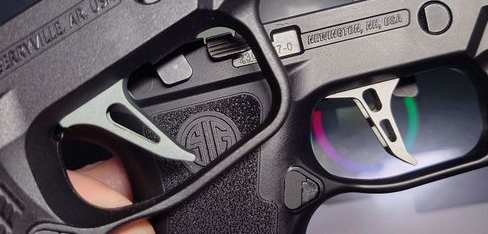 うーむ…
ボンバーのトリガー(左)良くないなぁ…C&amp;C(右)の方がビシッとしてて気持ちいい。

トリガーバーにはめる軸、FCUにはめる軸共に径が足りてないくさいなぁ
VFC純正準拠っぽいけどカスタムトリガーなんだから
そういうとこもキメて欲しいよねぇ

C&C買い足そうかしら🥺 