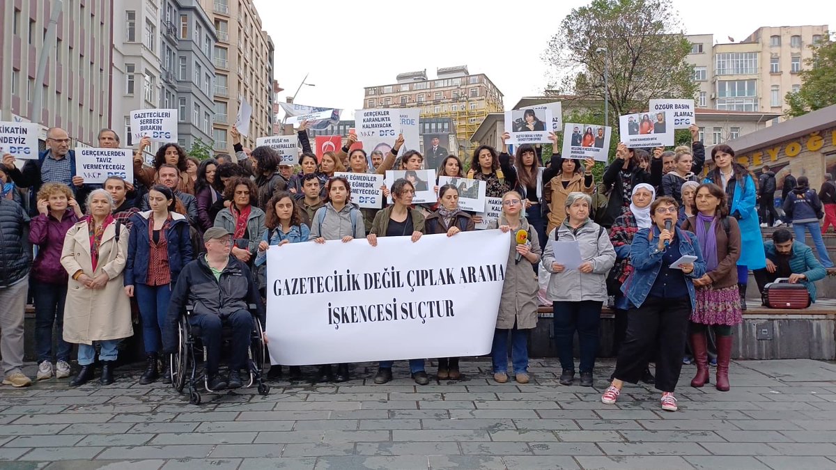 Kürt gazeteci #EsraSolinDal’a Bakırköy Kadın Hapishanesi’de yapılan çıplak arama işkencesi Şişhane Meydanı’ında protesto edildi. @dempartistanbul #ÖzgürBasınSusturulamaz