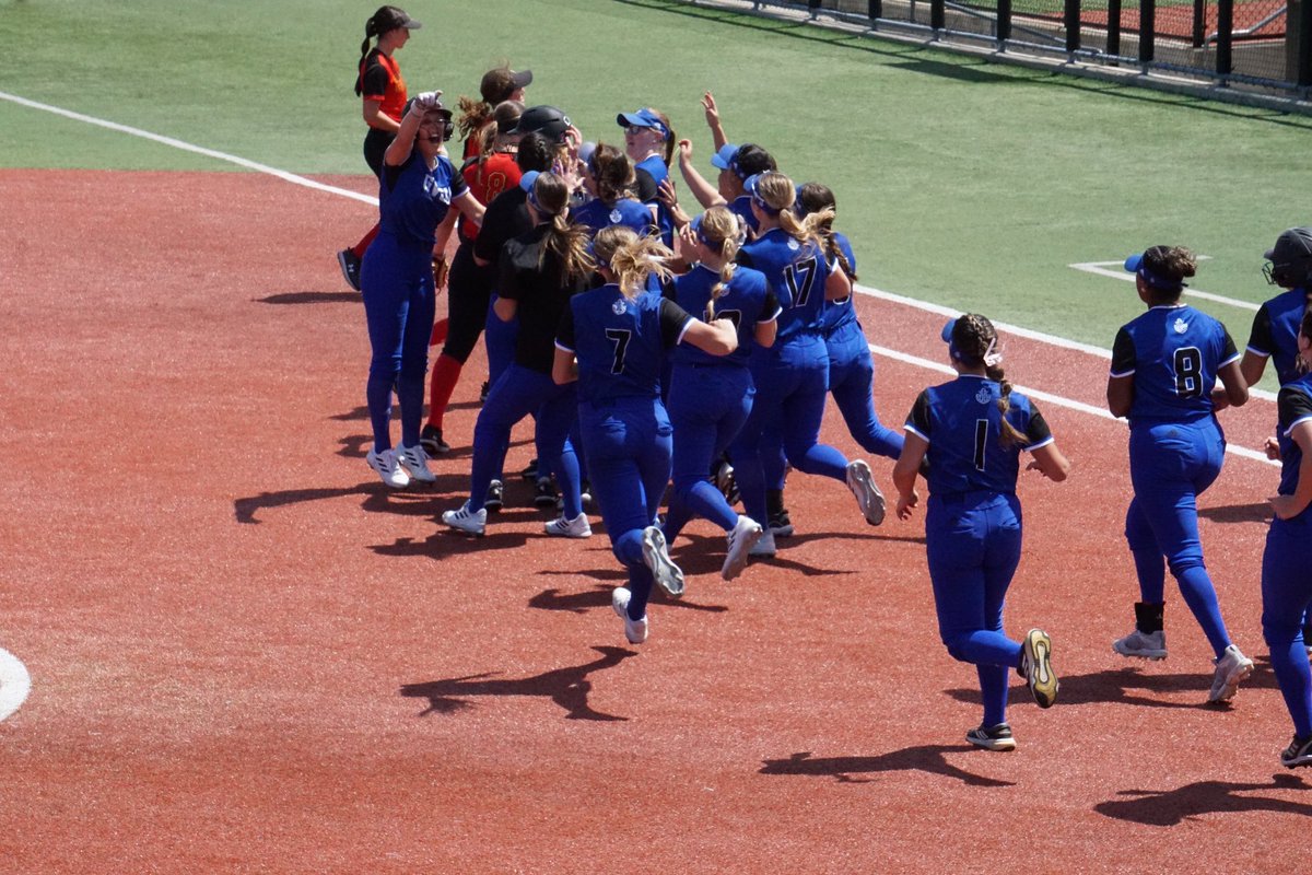 GVSUSoftball's tweet photo. Walk off win vibes 🤙

#AnchorUp https://t.co/f4RdwVgg22