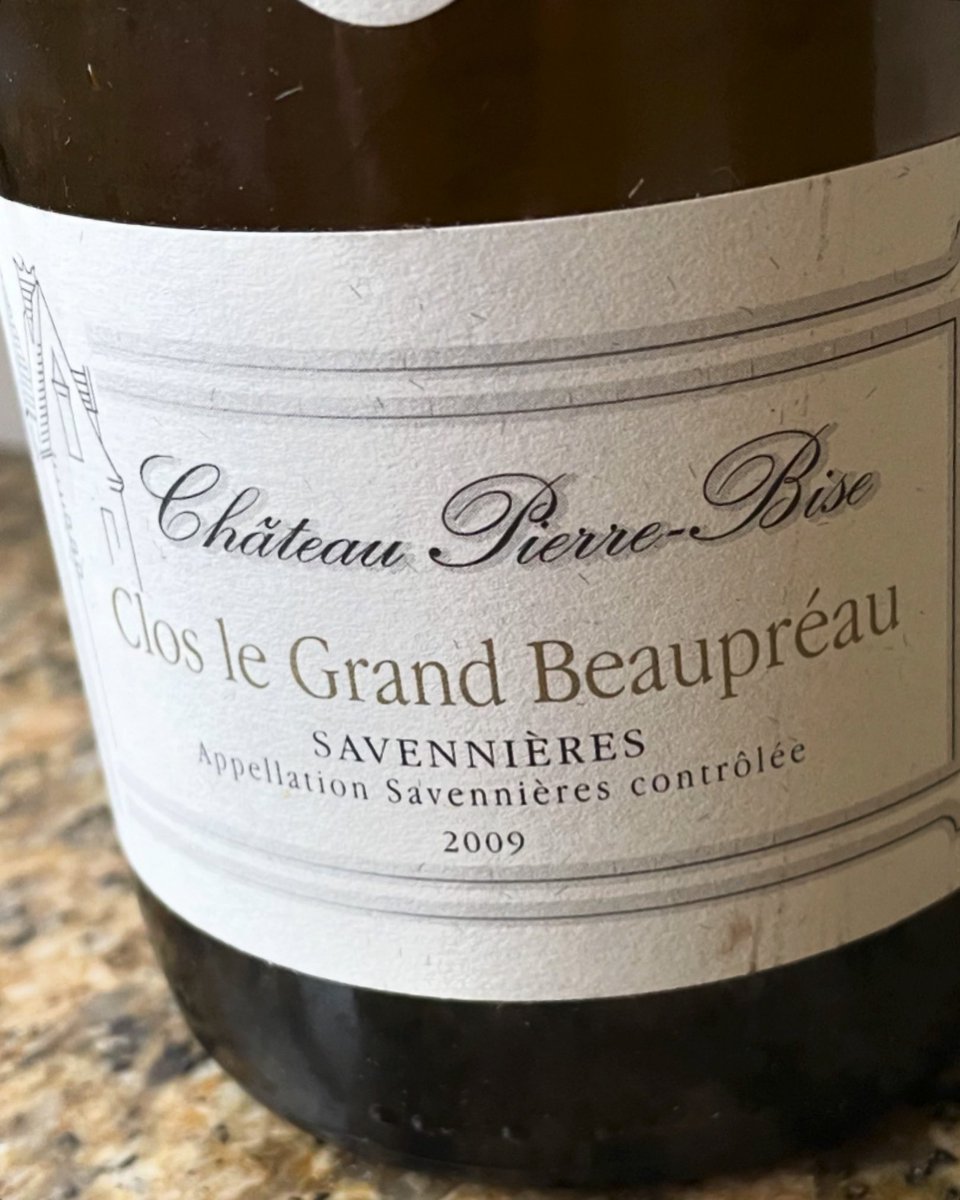 Kicking off Friday evening with black pudding, asparagus and poached eggs, with some 2009 Savennières. Not sure it will work, but there’s only one way to find out! #savennieres #pierrebise #chateaupierrebise #anjou #cheninblanc #drinkchenin #fandechenin #wine