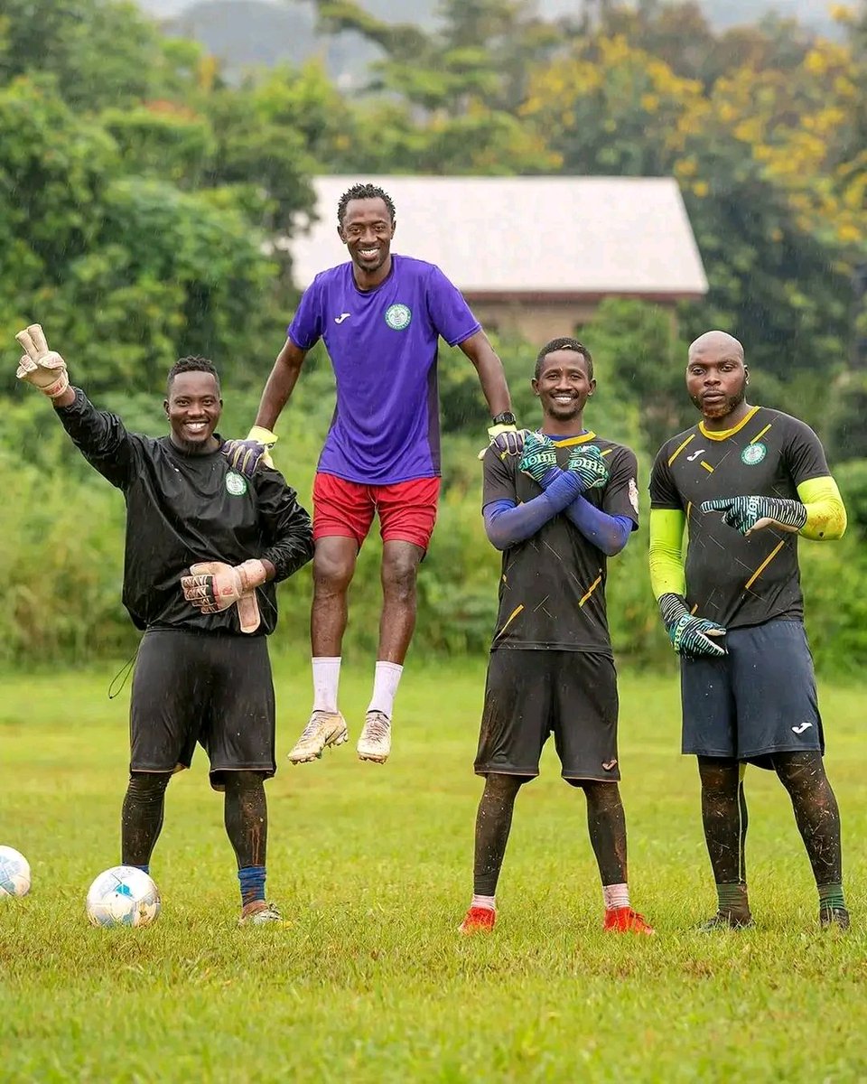 Kaseja hazeeki, nimeanza kumsikia tangu niko chekechea mpaka leo nina watoto watatu bado yumo tu na mampira 😂