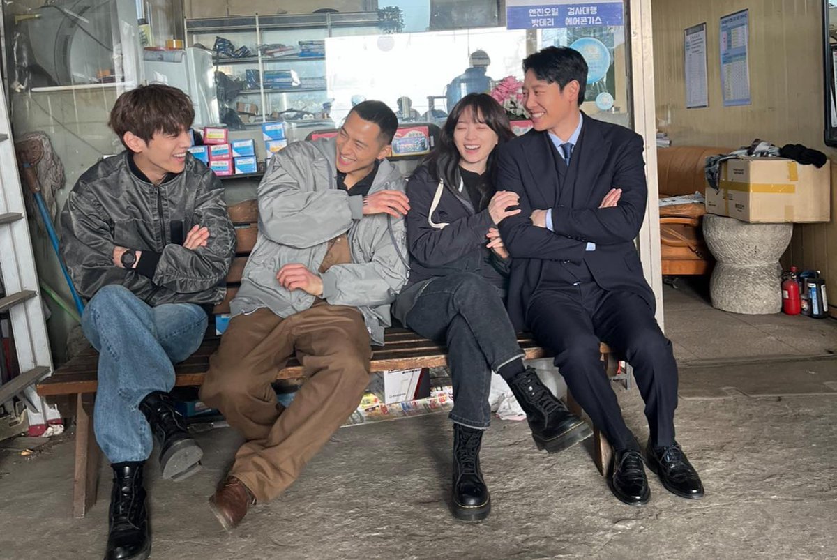 이로운 사기는 내가 입덕 이후 현장사진이 가장 많은 작품이야 출연 배우들이 다 인스타를 해서 자주 올려주고 심지어 너나봄 때 사진으로만 본 가위바위보 하는 김동욱을 볼 수 있었던ㅋㅋㅋㅋㅋㅋㅋㅋㅋㅋㅋ