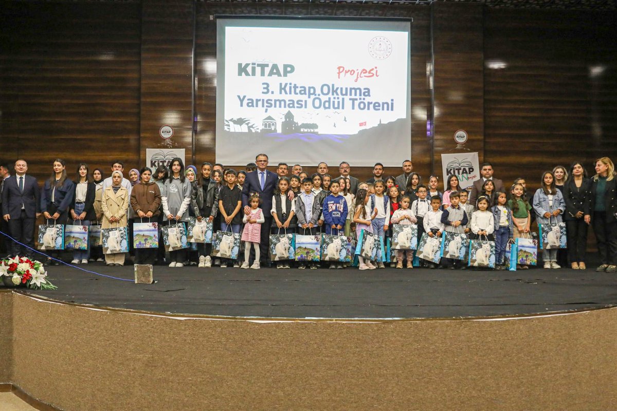 Kitap Okuma Ödül Töreni Yapıldı,
Van Valisi  Sn. Ozan BALCI  himayesindeki Kitap Van Projesi  yarışmasında 9 öğrencimiz ödül aldı.  Törene İlçe Milli Eğitim Müdürümüz Sn <a href="/MuhlisCeylani/">Muhlis CEYLANİ</a> de katılım Sağladı.

<a href="/tcmeb/">Millî Eğitim Bakanlığı</a> <a href="/Yusuf__Tekin/">Yusuf Tekin</a> <a href="/tcvanvaliligi/">T.C. Van Valiliği 🇹🇷</a> <a href="/VanilMem/">Van İl Milli Eğitim Müdürlüğü</a> <a href="/KaymakamlTusba/">Tuşba Kaymakamlığı</a>