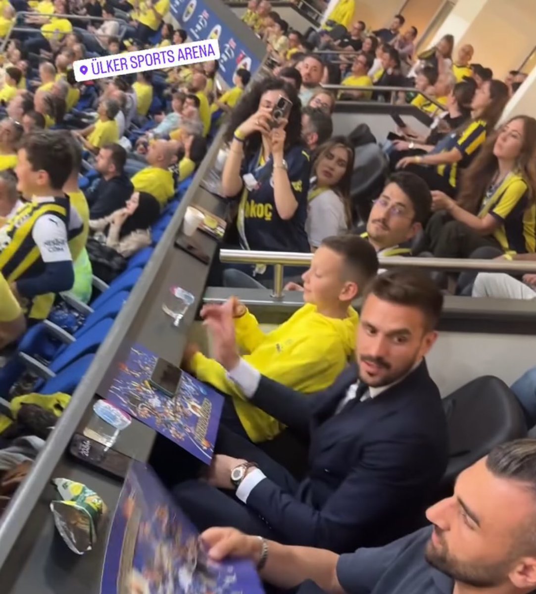 Tadic ve Serdar dursun da Fenerbahçe beko'yu desteklemek için gelmiş.. final four bekle bizi