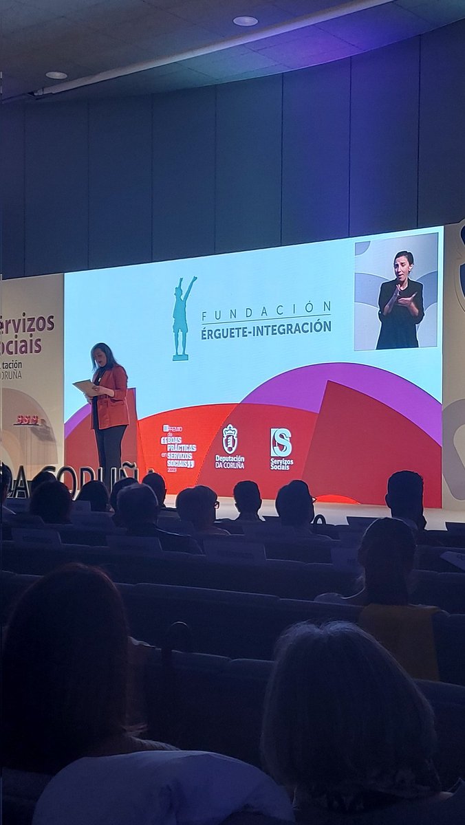 Aspronaga's tweet photo. Celebrando con @FErgueteIntegr su premio en #BoasPrácticasEnServizosSociais por el proyecto #EntrePatios, en el que participa el @CEE_LOURDES . Enhorabuena compis! @Depucoruna https://t.co/QdtVh8pREm