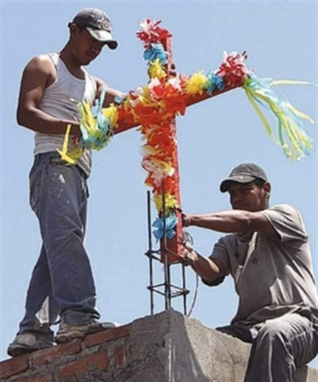 🤔¿Por qué escuchas muchos cohetes? ✝️Hoy, en diversos municipios de #Oaxaca celebramos el Día de la Santa Cruz y a los trabajadores de la construcción (albañiles). Recuerda resguardar a tu lomito, porque la celebración se extenderá hasta el día de mañana en algunas localidades.