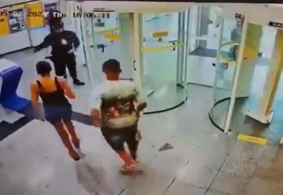 Un menor de 16 años toma el arma del guardia de seguridad y le dispara en el cuello. El tirador estaba acompañado por su madre y su tía. Creen que tuvo un brote psicótico. Video👇🏼 x.com/i/status/17864…