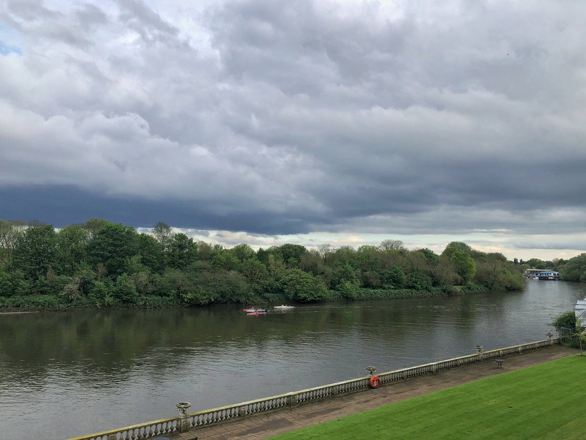 Have a great long weekend everyone. We have dark clouds over Twickenham now threatening us with rain ☔️ Hopefully the showers that are forecast for the weekend won’t interfere with your planned activities 🙏🏻 @metoffice #loveUKWeather #clouds @ChrisPage90 @bbcweather #thames