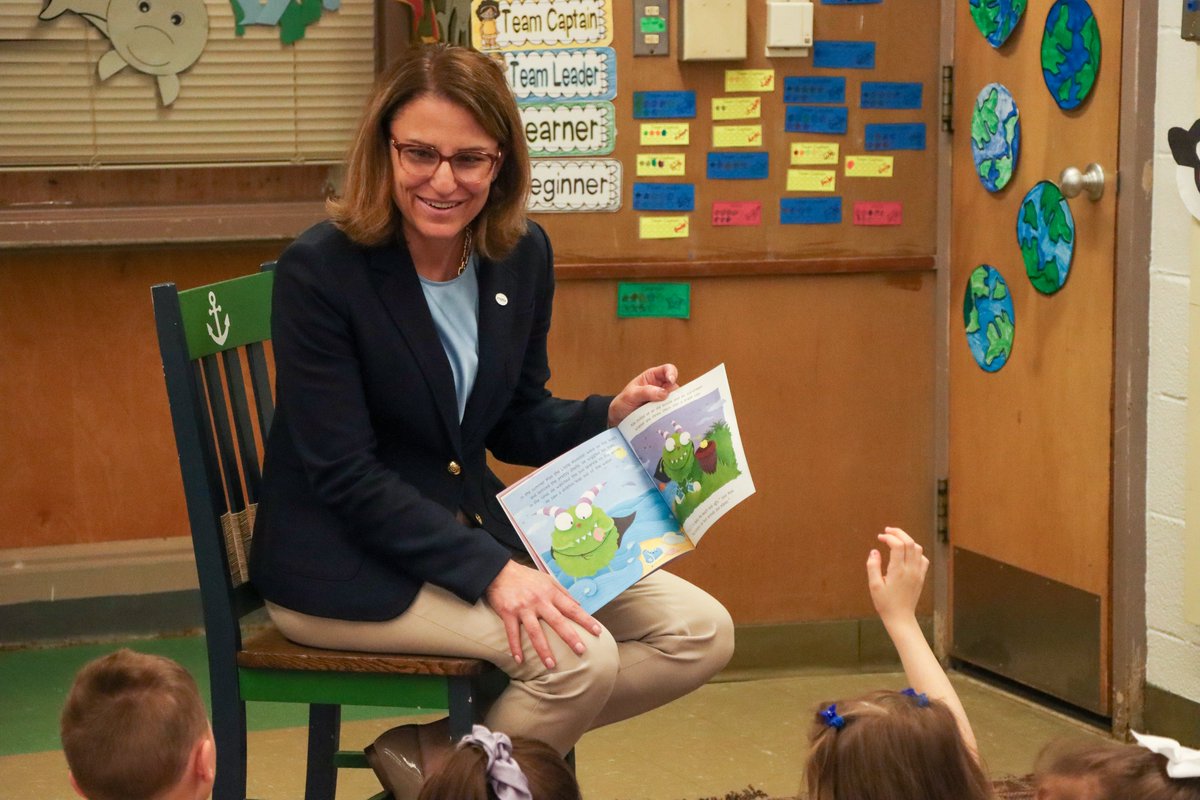 Reading is FUNdamental! Joined Ms. Schunk's class of bright young minds at @ShenNews Orenda Elementary School to read 'I Can Save The Earth' as part of @GovKathyHochul’s #BacktoBasics initiative. We all joined Max the Green Monster on its journey to environmental awareness! 📚