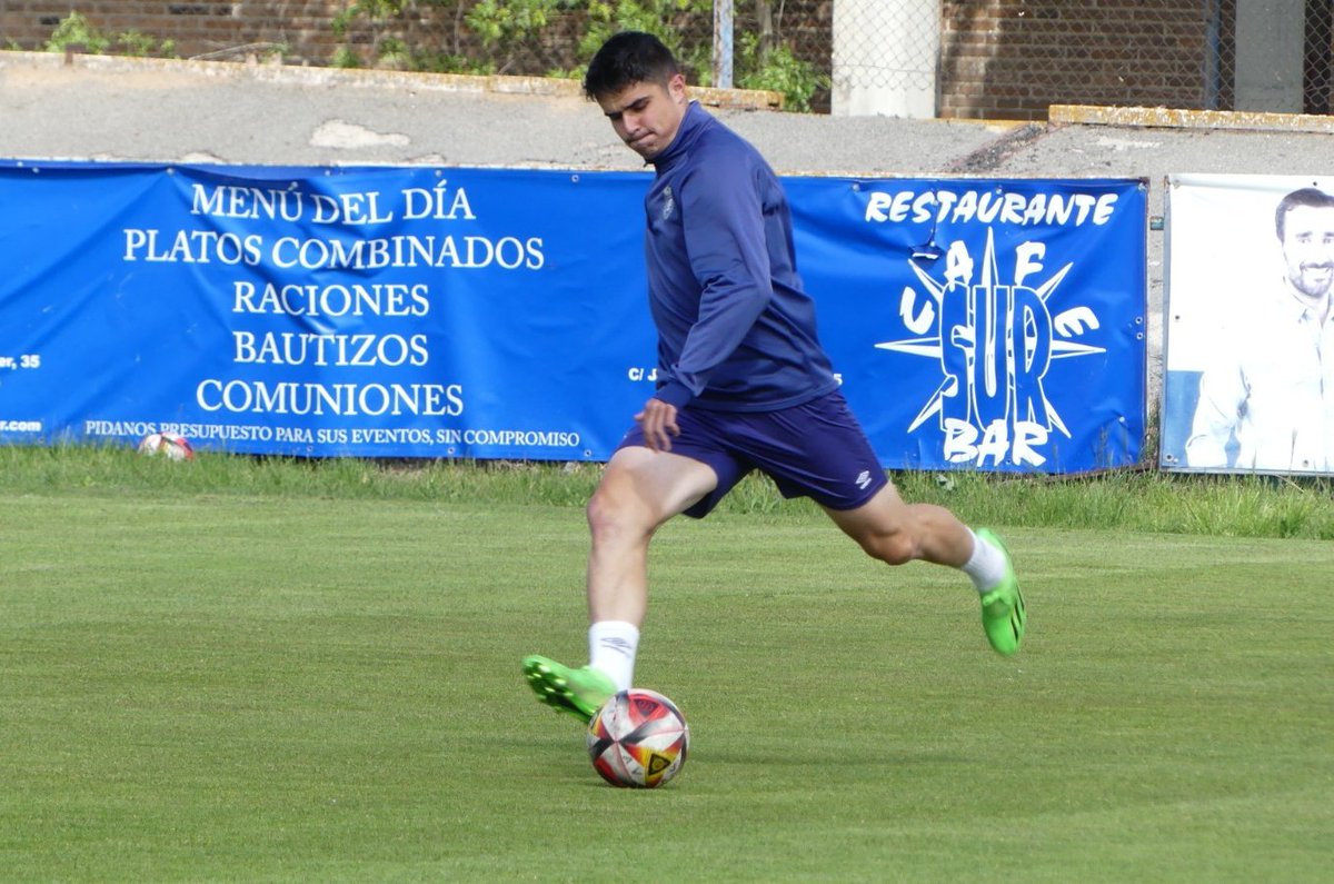 RealAvilaCF's tweet photo. ⚽&amp;🏐 Las dos parejas ganadores del fut-voley del entrenamiento de hoy.

🫡 Penúltima sesión de la semana, con muchas ganas de cara al partido del domingo ante @cdlavirgen

#VamosRealÁvila 💙❤️ https://t.co/Tp6DeP8HQn