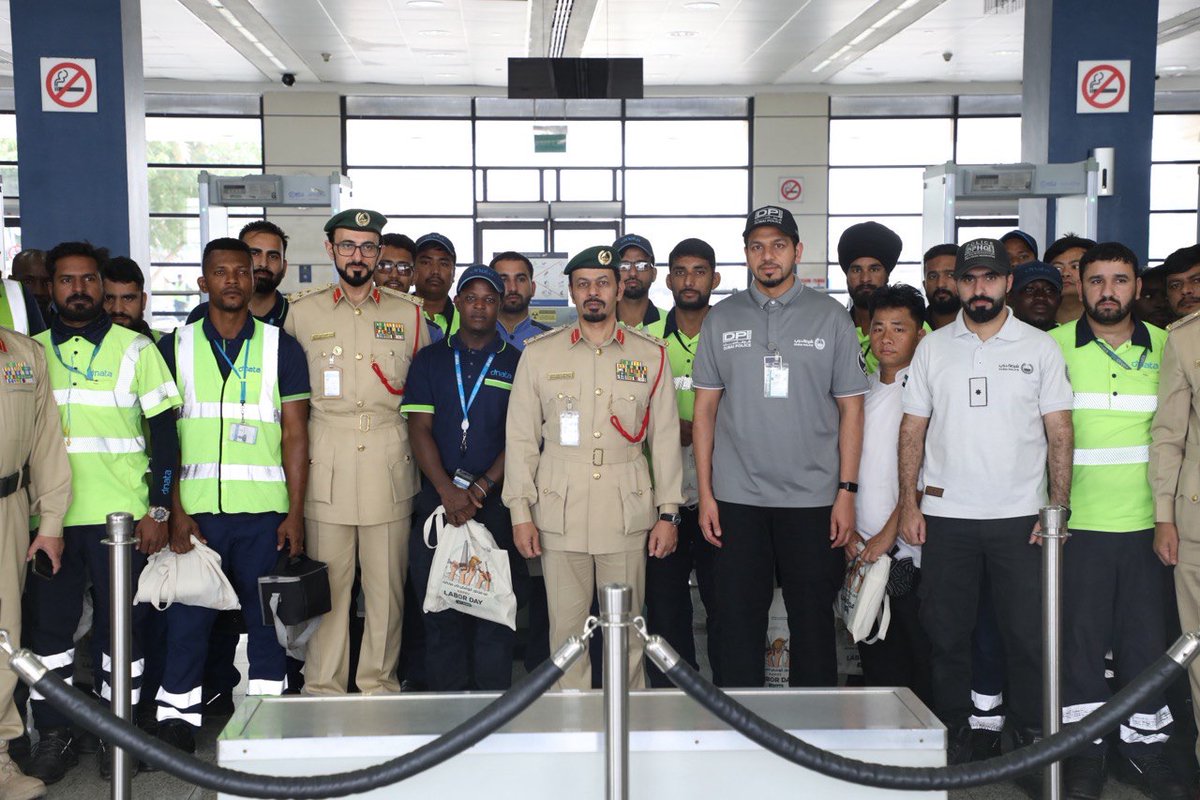 #أخبار| شرطة دبي تكرم عمال المطار في يومهم العالمي

التفاصيل :
dubaipolice.gov.ae/wps/portal/hom…

#أمنكم_سعادتنا
#نتواصل_ونحمي_نبتكر_ونبني
