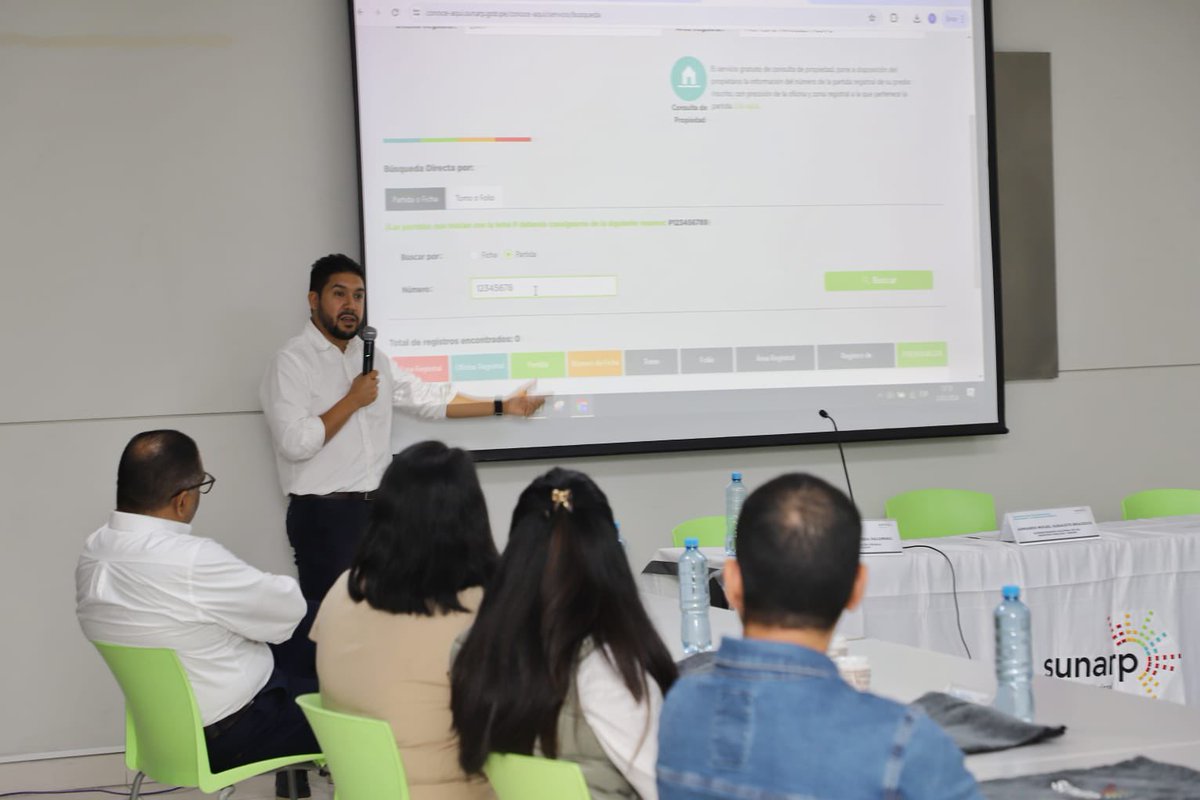 SunarpOficial's tweet photo. #NoticiasSunarp | Como parte del conversatorio, se brindó orientación e información a los presentes, sobre los servicios registrales gratuitos y digitales que ofrece la Sunarp, como el #ConoceAquí, la #BGRSunarp, #AlertaRobo, #SíguleoPlus, entre otros. https://t.co/eI3NDYtImc