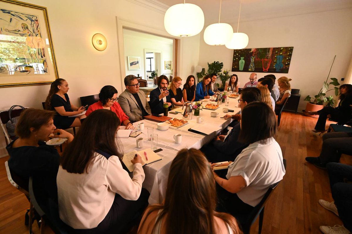 Junto a @LBallesterosM, @marioarguezc y @unamarianela nos reunimos con cuerpos diplomáticos de diferentes países para hablar de la visión de Máynez sobre una transición energética justa, combate a la emergencia climática y la crisis hídrica. #LoNuevoVaEnSerio