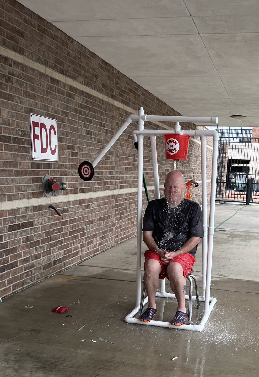MatturroMEd's tweet image. These @ajbushelem 2nd graders have some 💪 arms!!! Got @AdminVerow 🎯 💧 #soaknwet #fielddayfun