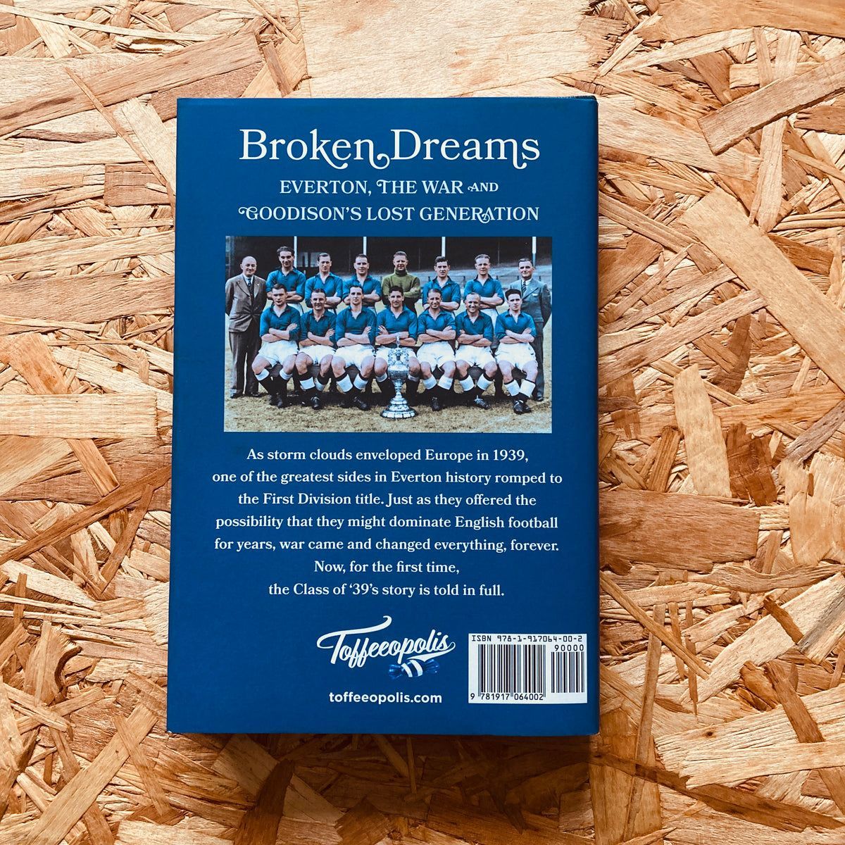 𝐍𝐄𝐖 | BROKEN DREAMS by @robsawyer70 takes you on a rollercoaster #EFC journey. From relegation in 1930 to the soaring high of the 1938/39 league championship - swiftly followed by a global war. @Toffeebooks @ToffeeWeb 🛒 stanchionbooks.com/products/broke…