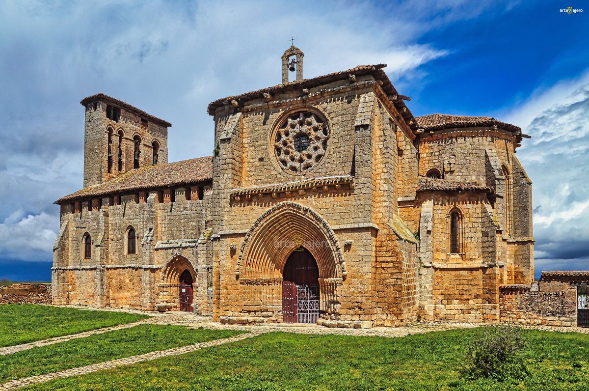 Iglesia de Grijalba (Burgos), una auténtica joya arquitectónica desconocida. Construida entre los S. XIII y XIV en un estilo gótico primitivo. Se trata de un magnífico templo con aspecto de fortaleza y notables dimensiones.
#FelizViernes #photograghy #art
