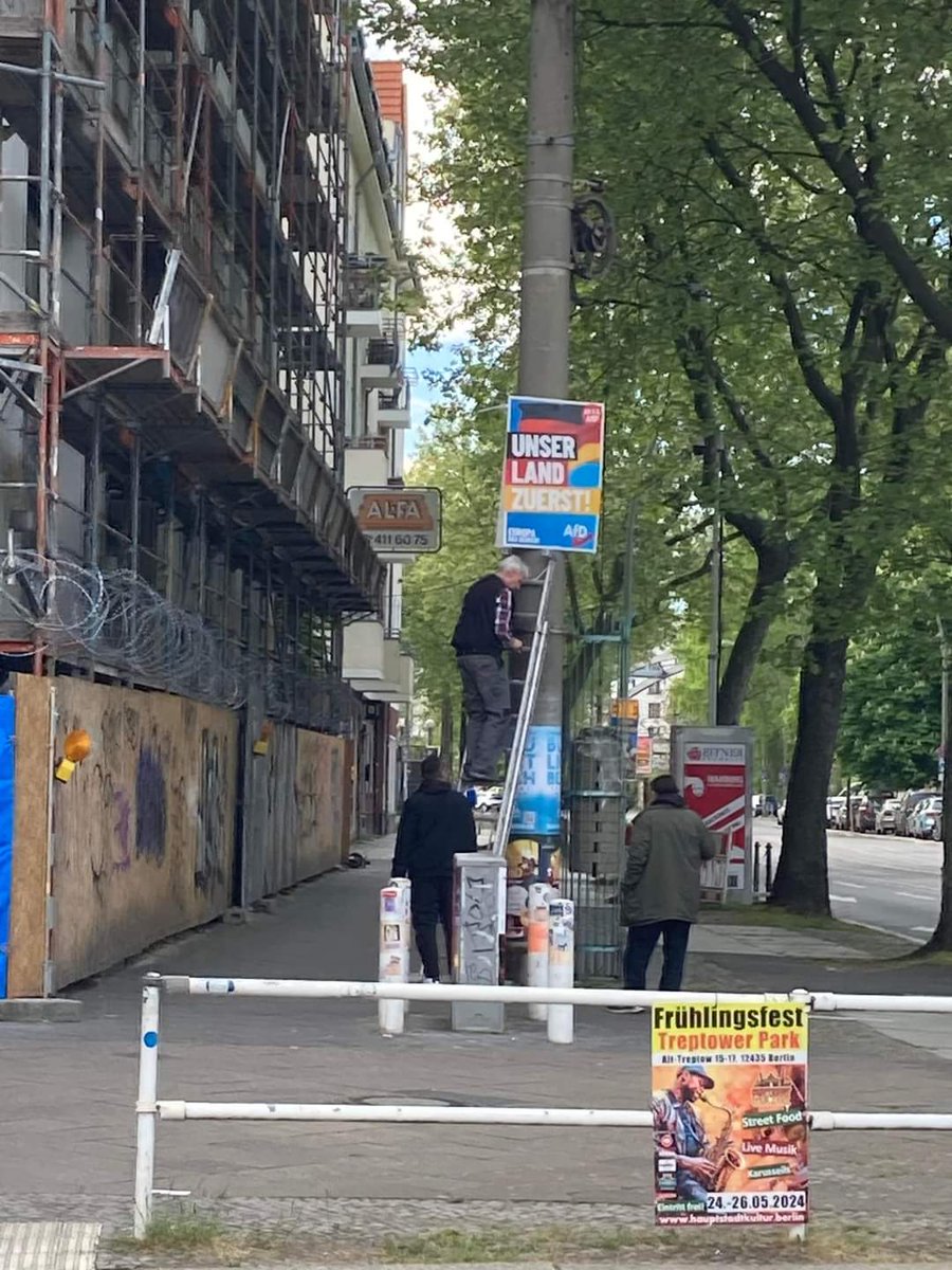 #b0305 Mitten am #Ostkreuz AfDler hängen Plakate. Friedrichshain, wo steckst du?? #noAFD #noNAZIS #Nordkiez #Südkiez #b0305