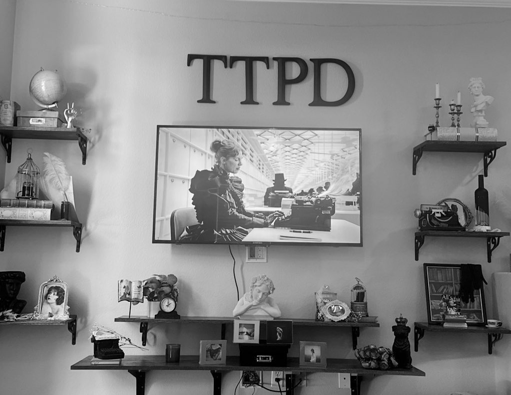 QueenKB5479's tweet photo. @taylornation13 This has been my TTPD LIVING ROOM has been mine #ForAFortnight https://t.co/yJZ6uAI5BT