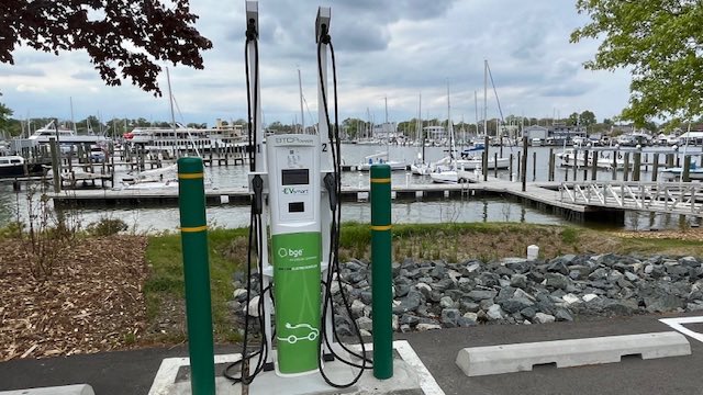 Seldom used utility-owned #EVcharging in Annapolis (two dual-port units). 
Construction cost: $91,966 
Avg. monthly revenue: $3.17 
View: Priceless! ⛵️