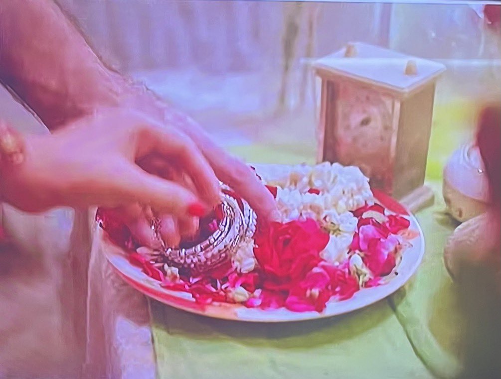 Is that Shehram’s hand reaching out for the bangles for her ? 
*FAINTS* 

 #JaanEJahan
