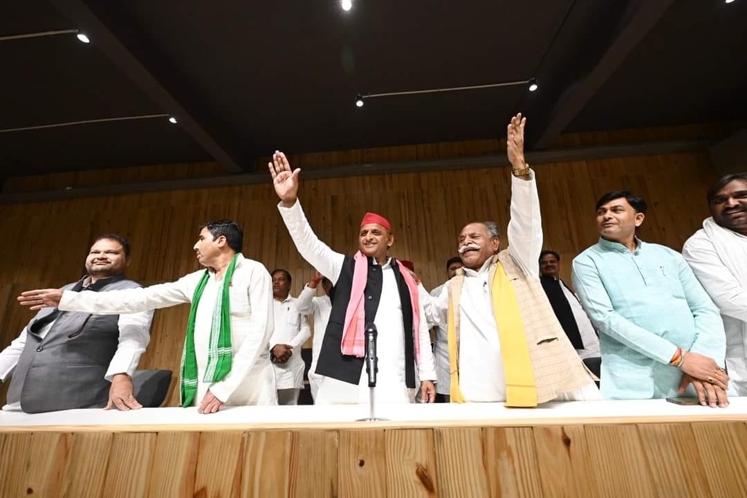 BhanuBKUB's tweet photo. आज माननीय राष्ट्रीय अध्यक्ष जी ने सपा सुप्रीमो अखिलेश यादव जी से मुलाकात कर दिया सपा को पूर्ण समर्थन #AkhileshYadav #BKU_bhanu #Elections2024 #SP #UttarPradesh #Kisan @yadavakhilesh ji https://t.co/jA6AECR7N8