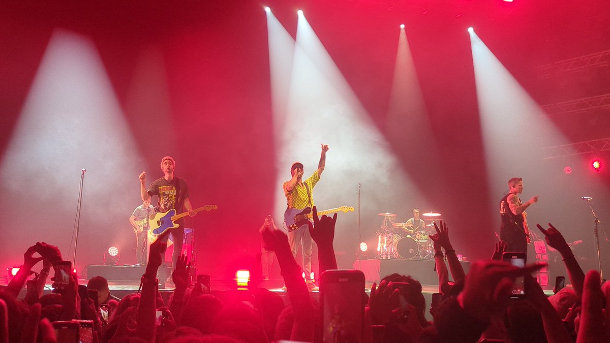 joebuticed's tweet photo. awesome people awesome show
hoping to see them again
#ALLTIMELOWinMANILA2024 
All Time Low Forever 💛 https://t.co/186F425l9U