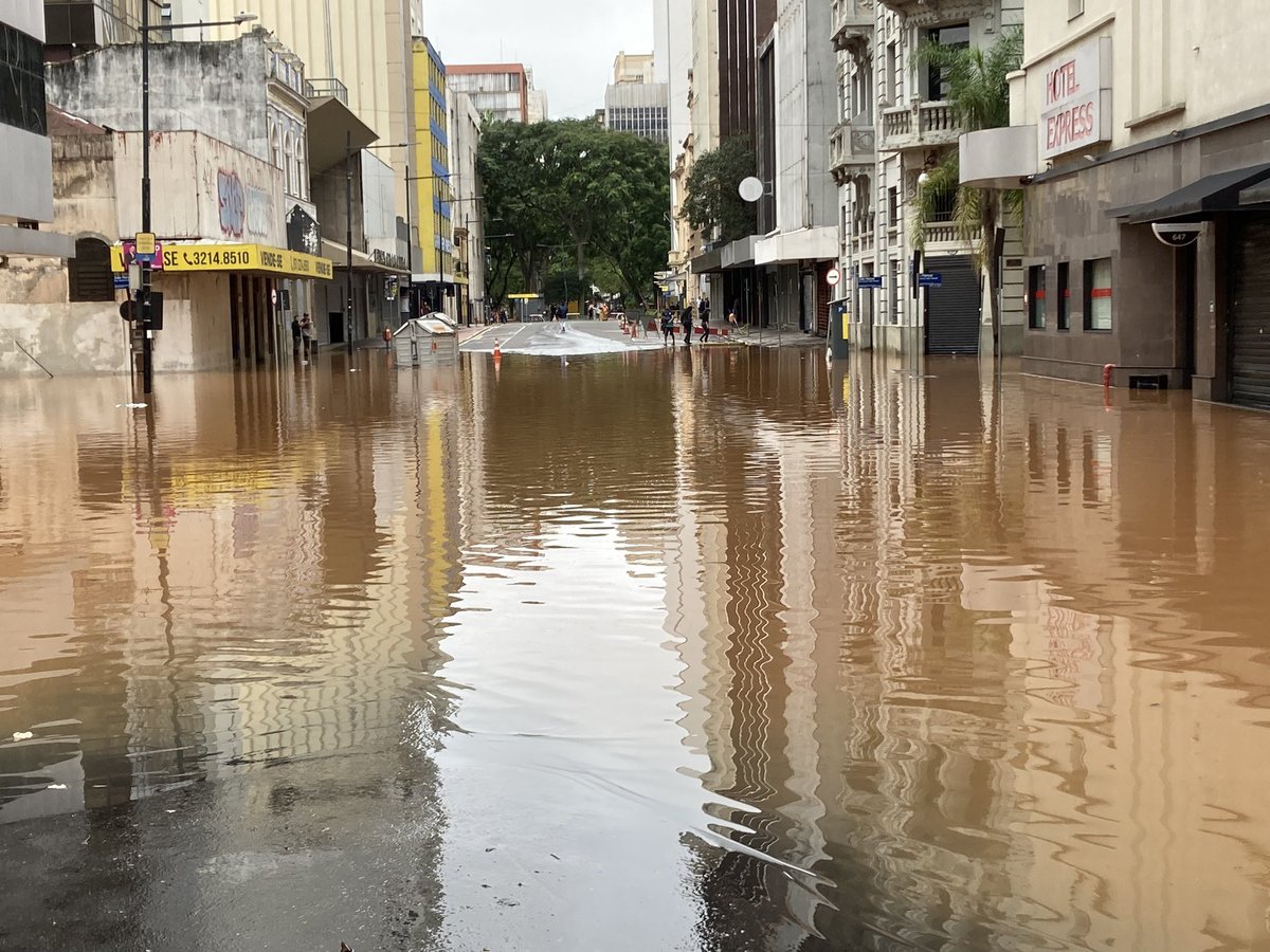 AGORA | Águas do Guaíba avançam no Centro de Porto Alegre e já atingem a Sete de Setembro e ruas próximas. 📷 @GabrielWolkind