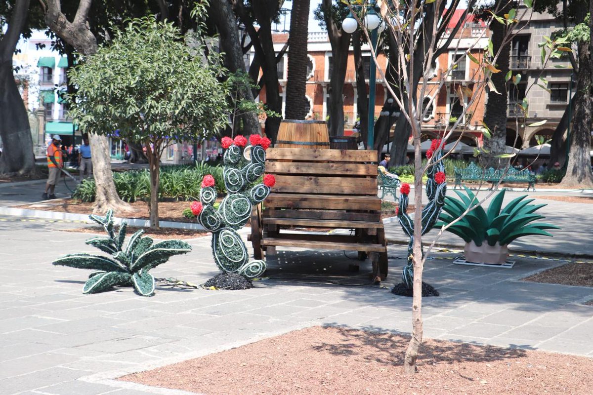 #Entérate || Ya pueden visitar los adornos alusivos a la Batalla del 5 de Mayo que fueron colocados en el Zócalo de #Puebla y el Paseo Bravo. Se trata de cinco sets, 56 adornos y una proyección.