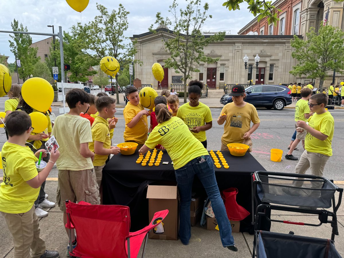 We were out in the community today celebrating #yellowday in Chillicothe! 💛 We love being a part of such a vibrant and supportive community. #CommunityBankLove #ChillicotheCommunity #SupportLocal