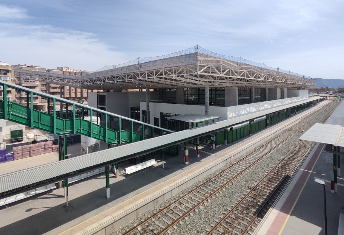 La nueva estación ferroviaria de Murcia, más cerca. Comenzaremos en breve las obras en la arquitectura interior, el equipamiento del edificio de viajeros y la zona de los andenes con lo cual ya estará lista para su funcionamiento la estación Murcia del Carmen.