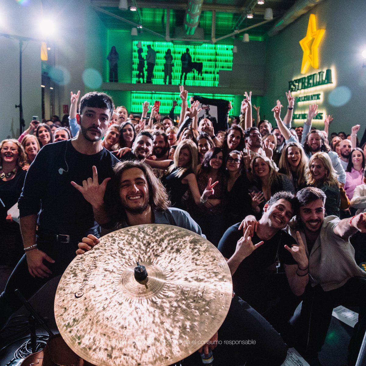 Anoche @arde_bogota soltó a los perros en el Secret Show del WARM UP Estrella de Levante @WARMupfestival en nuestra Sala de Catas 🔥🍻 Esta noche los volvemos a disfrutar en el escenario Estrella de Levante 💚A las 23:55H